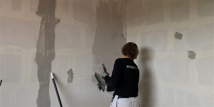Spartling af væg – Skal gammel beklædning fjernes, før du kan spartle væggen? Måske ikke!